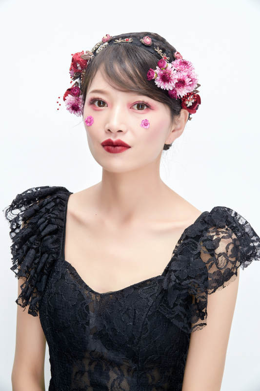 白色背景下的新娘彩妆美女人像图片