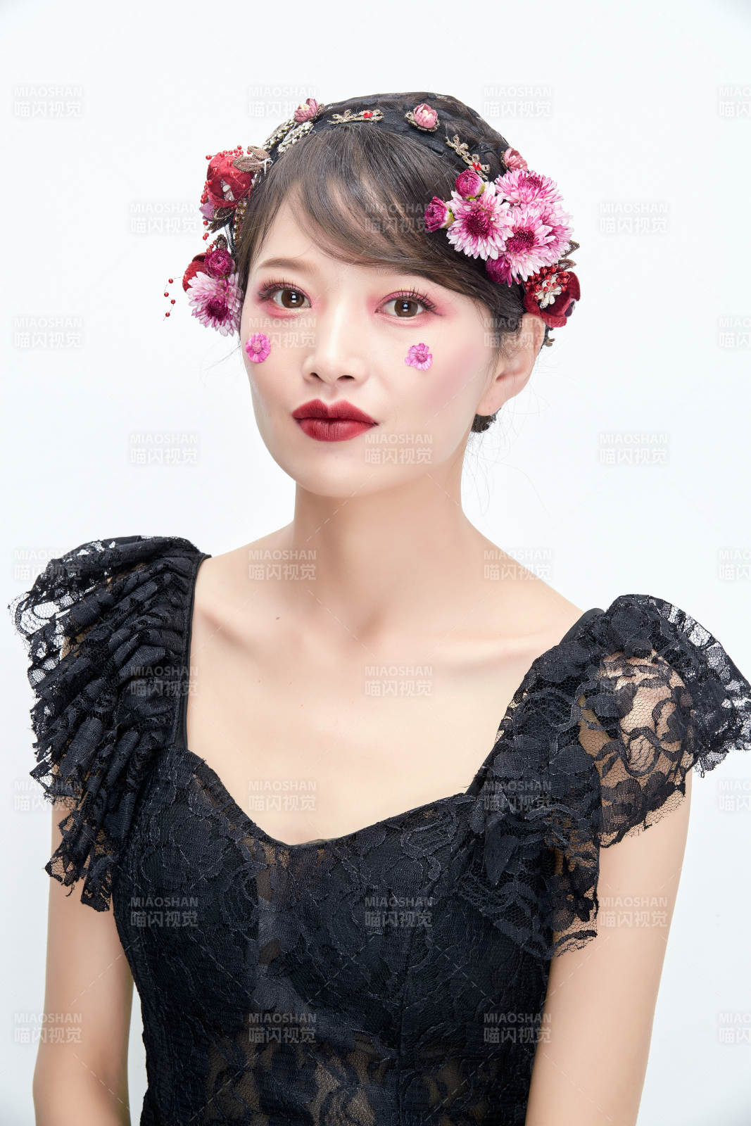 白色背景下的新娘彩妆美女人像图片