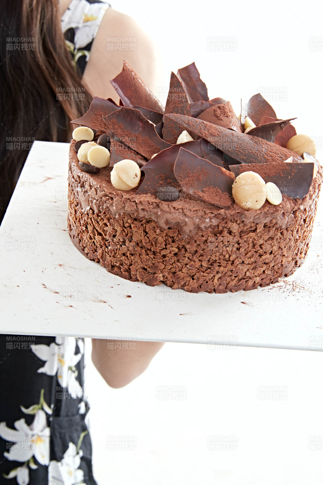 喝红酒品尝蛋糕的年轻女性图片