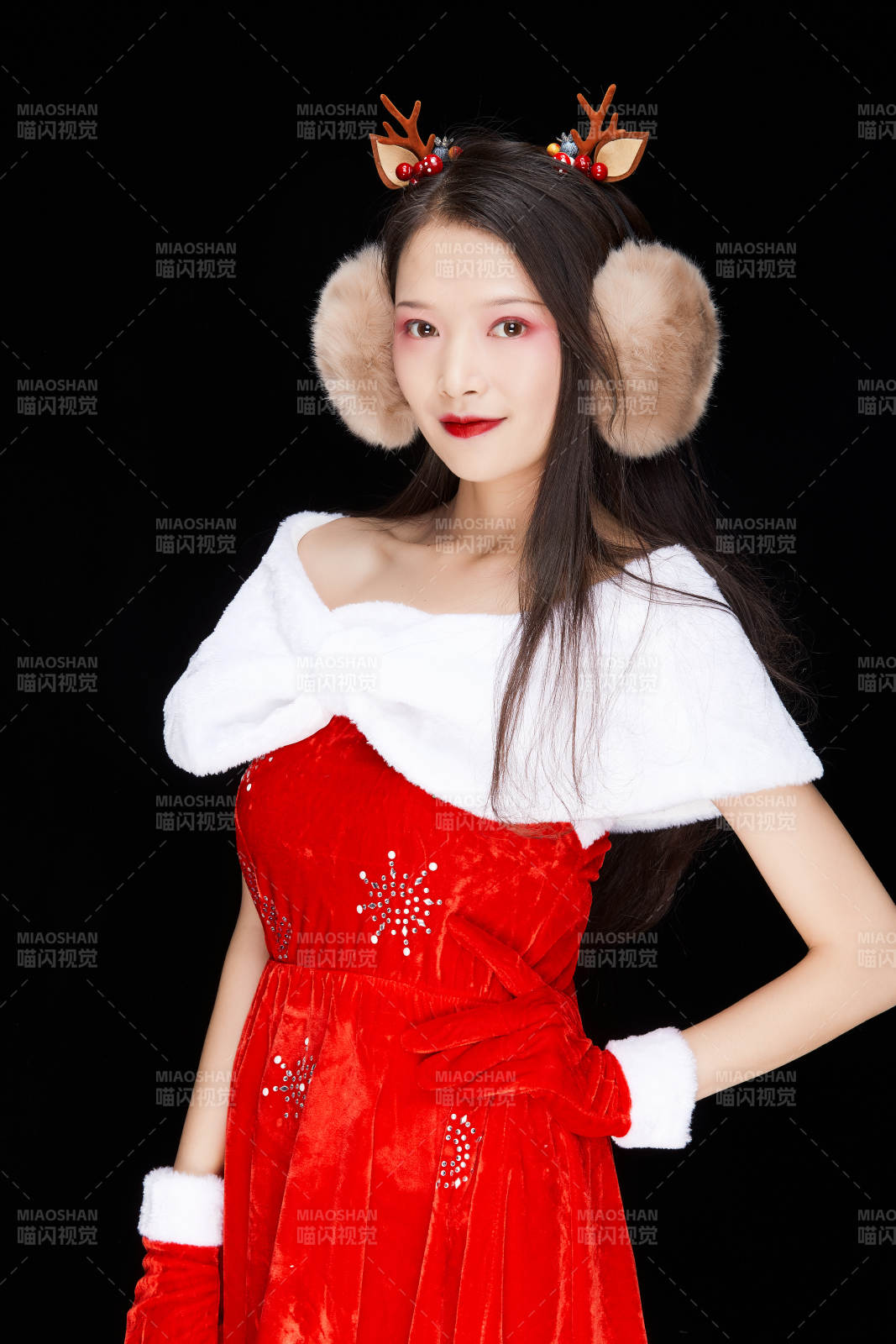 身穿圣诞服饰手提购物袋性感可爱的圣诞女郎图片