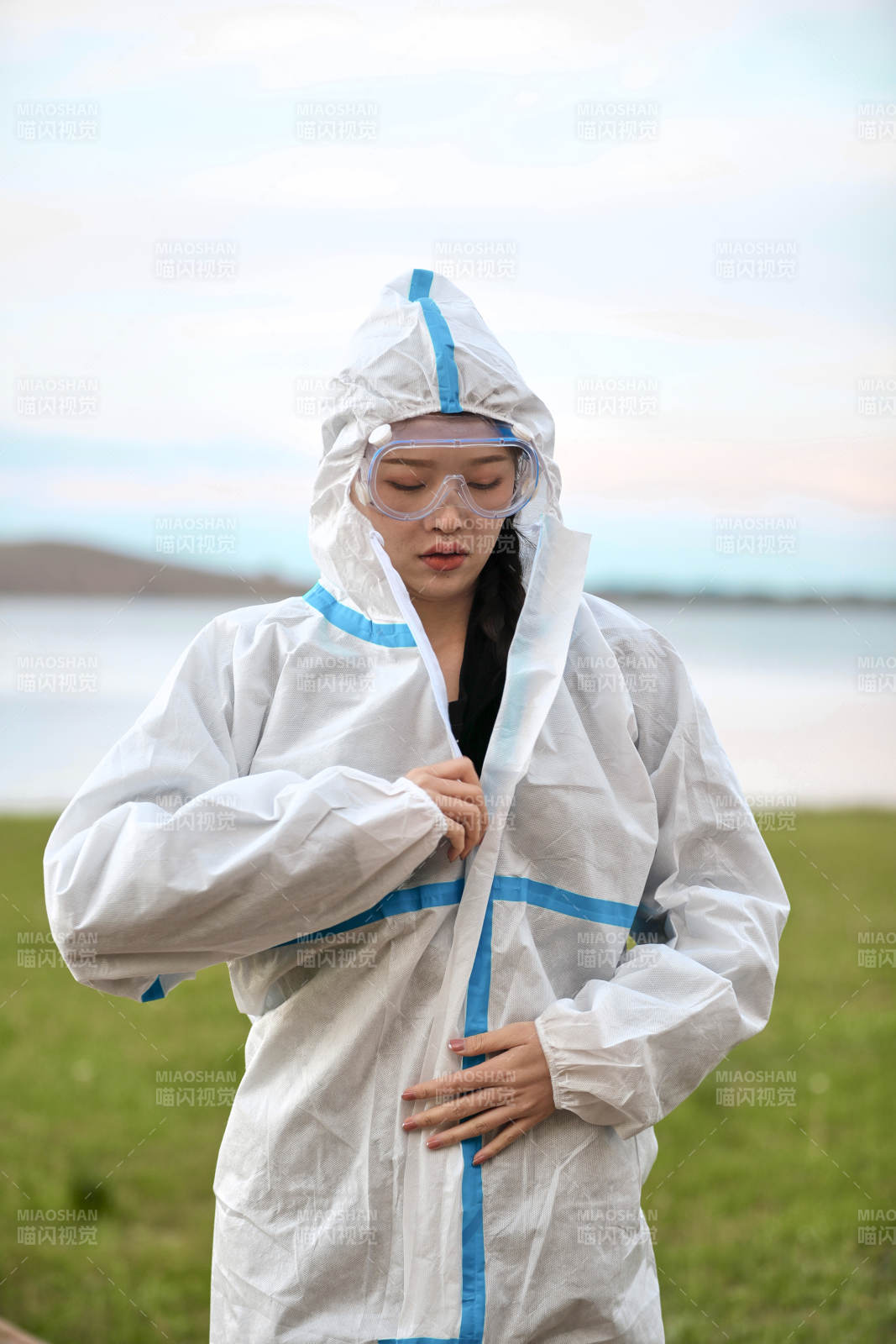 穿白色防护服佩戴护目镜口罩的女性防护人员图片