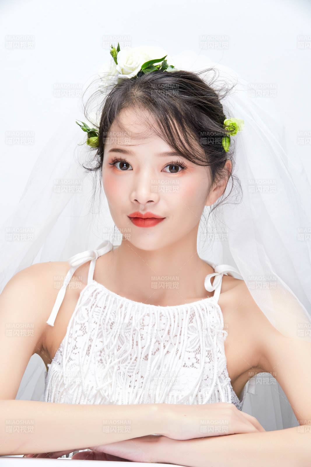 棚拍白色背景下的新娘美妆图片