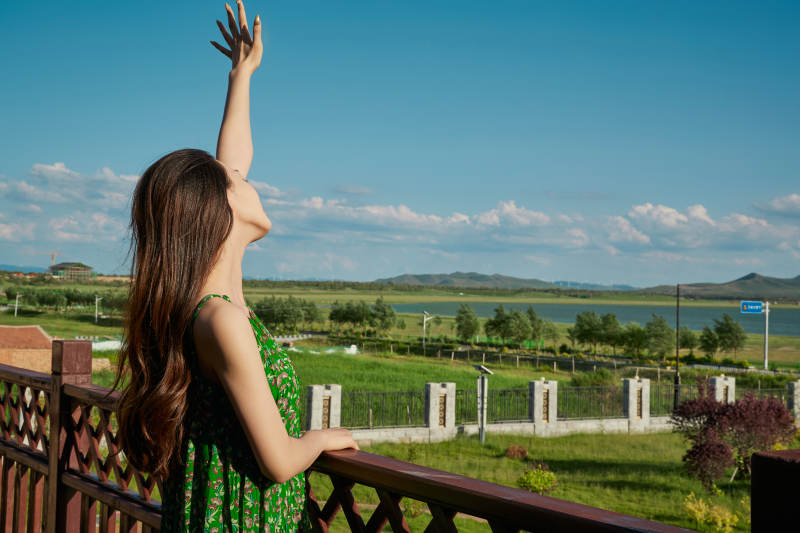 度假区酒店别墅天台上的美女图片
