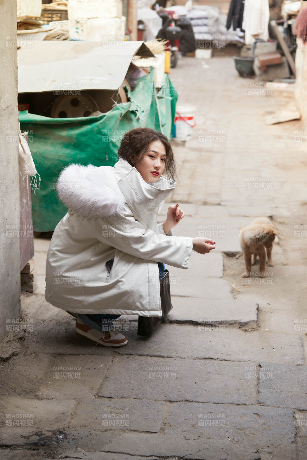 老旧城区里穿着复古港风的美丽清纯少女图片
