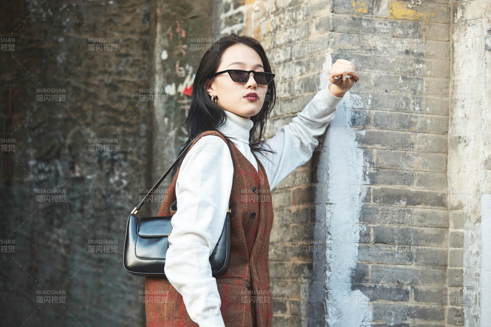 老旧城区里穿着复古港风的美丽清纯少女图片