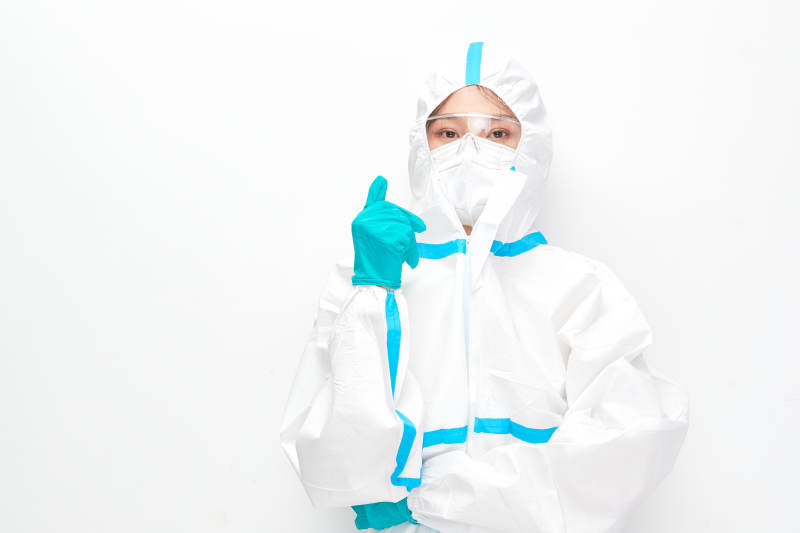 穿白色防护服佩戴护目镜口罩的女性医疗人员图片