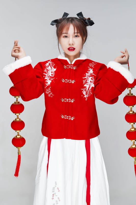 手提红灯笼身穿喜庆汉服的可爱少女图片