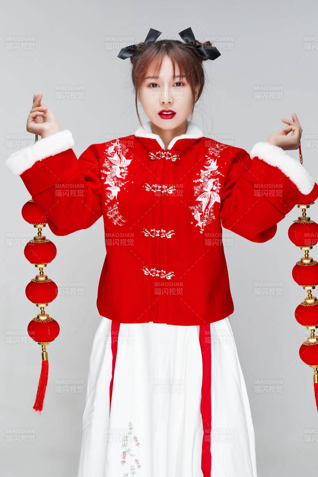 手提红灯笼身穿喜庆汉服的可爱少女图片