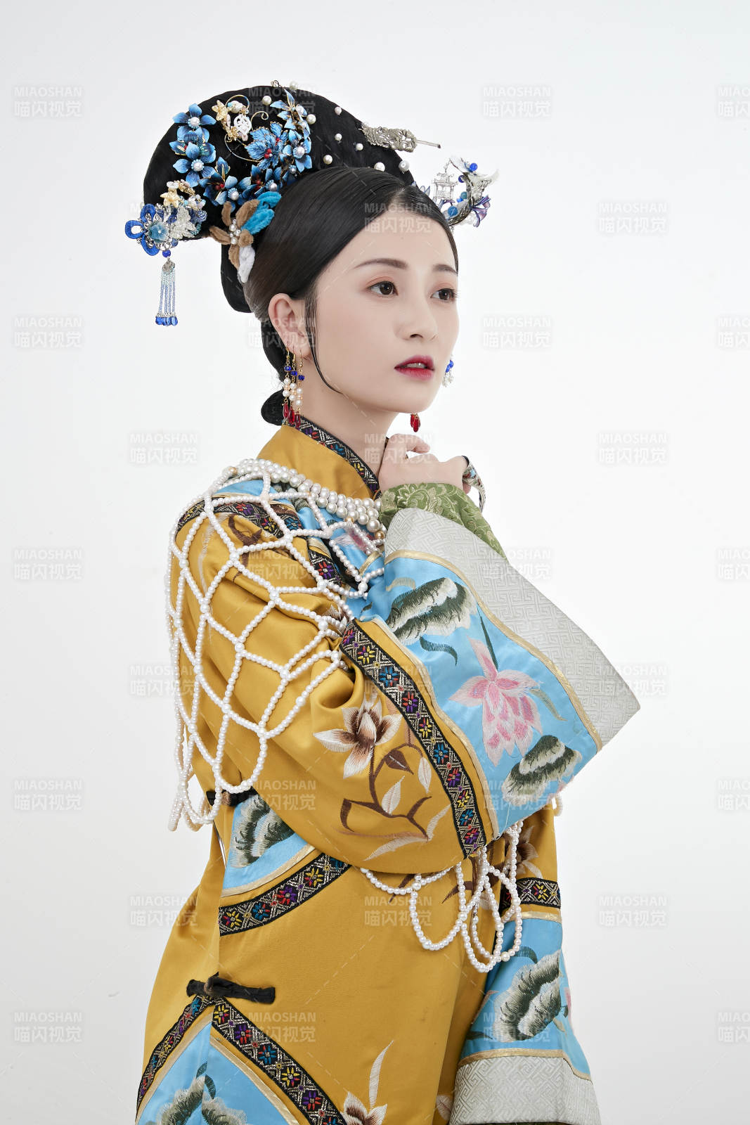 白色背景下的清代女性古装造型清朝古装图片