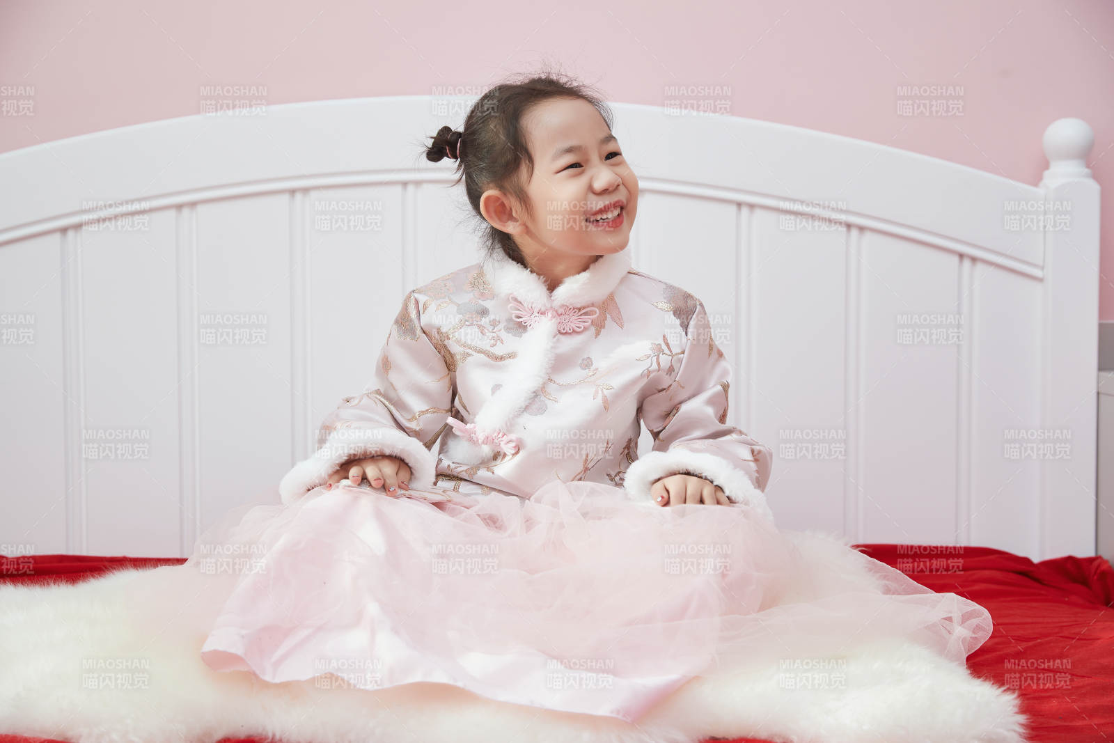 在家玩耍的亚洲小女孩图片