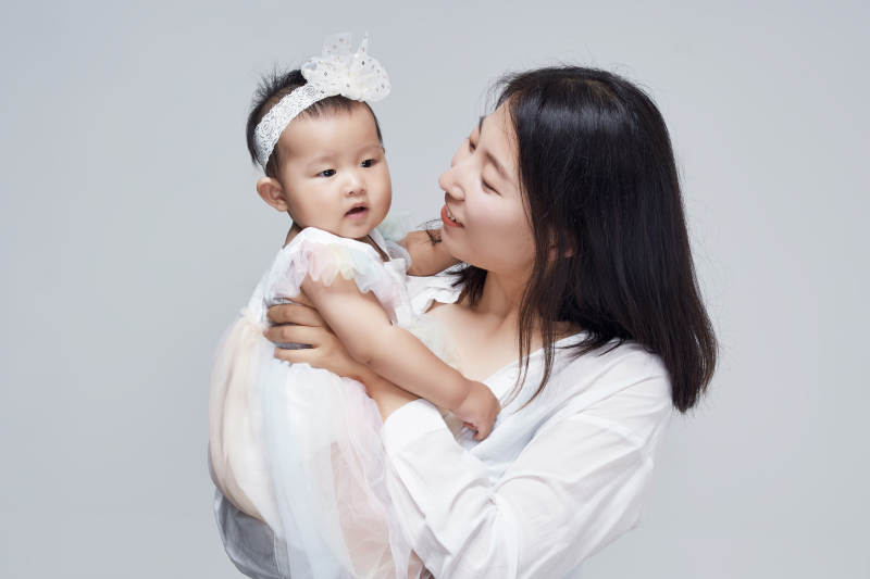 妈妈陪伴宝宝快乐的玩耍图片
