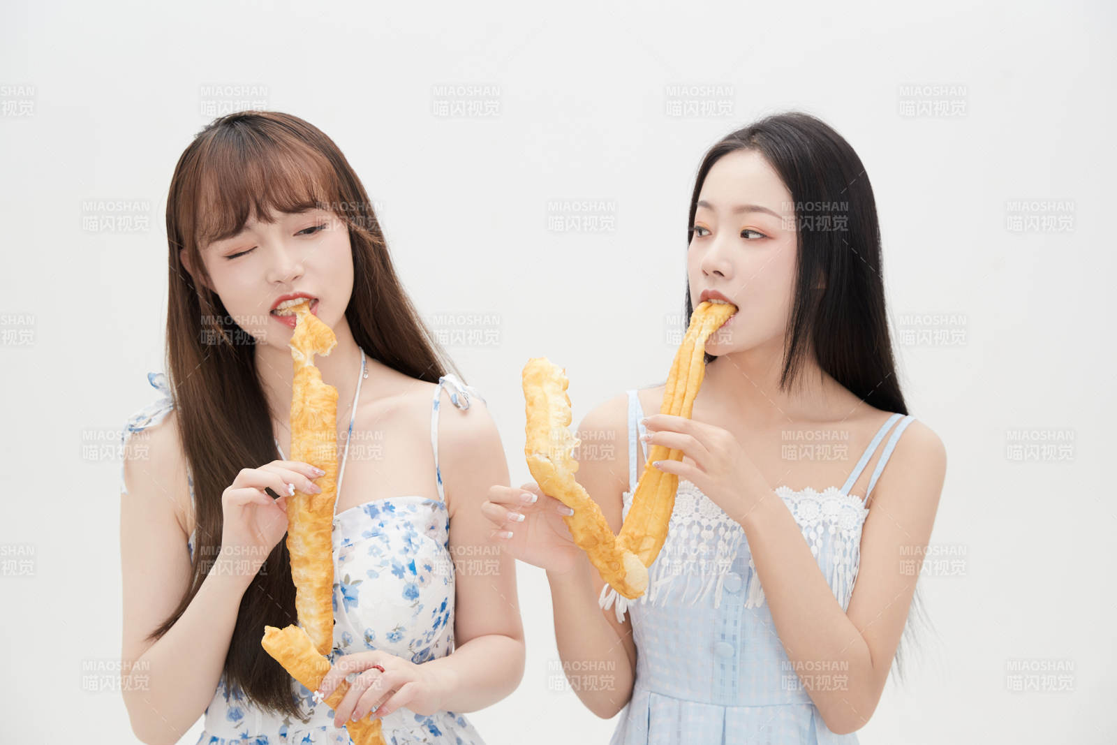 吃油条的亚洲可爱美女闺蜜图片