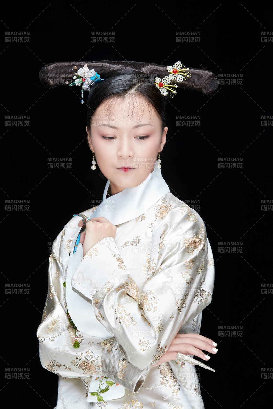 黑色背景下的清代女性古装造型清朝古装图片