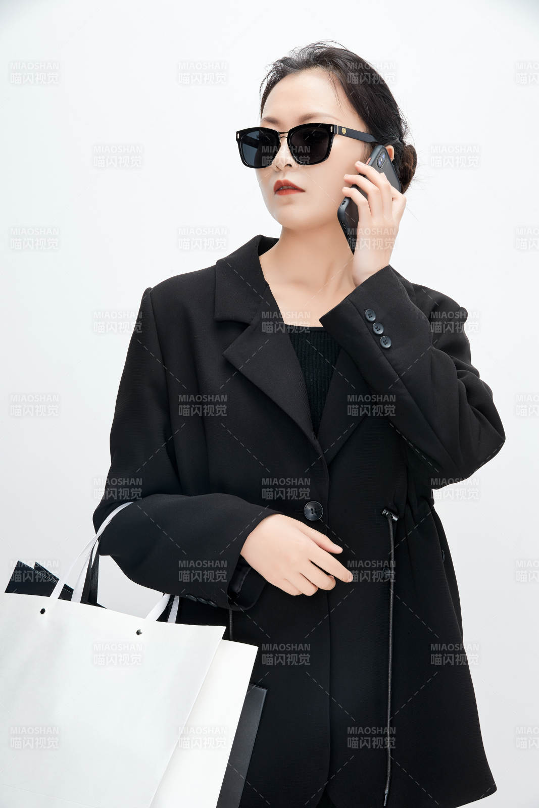 白色背景下手提购物袋时尚美丽的亚洲少女图片