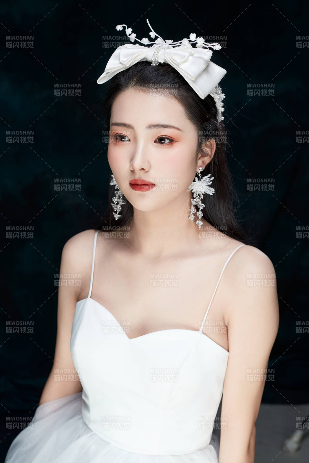 黑色背景下的女性复古婚纱妆面图片