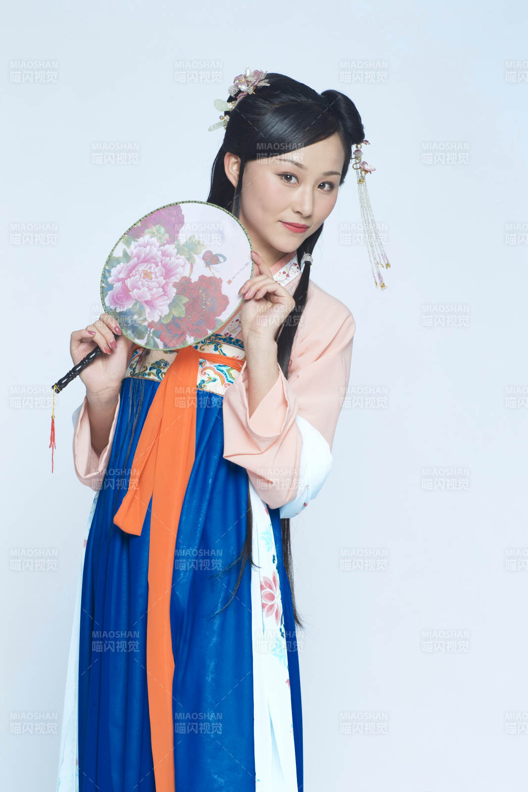 身穿古装的汉服女性人像汉服影棚拍摄图片