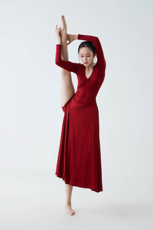 穿着红色长裙翩翩起舞的少女图片