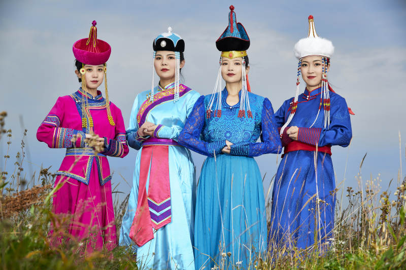 草原上穿着蒙古族传统服饰的年轻蒙族姐妹图片