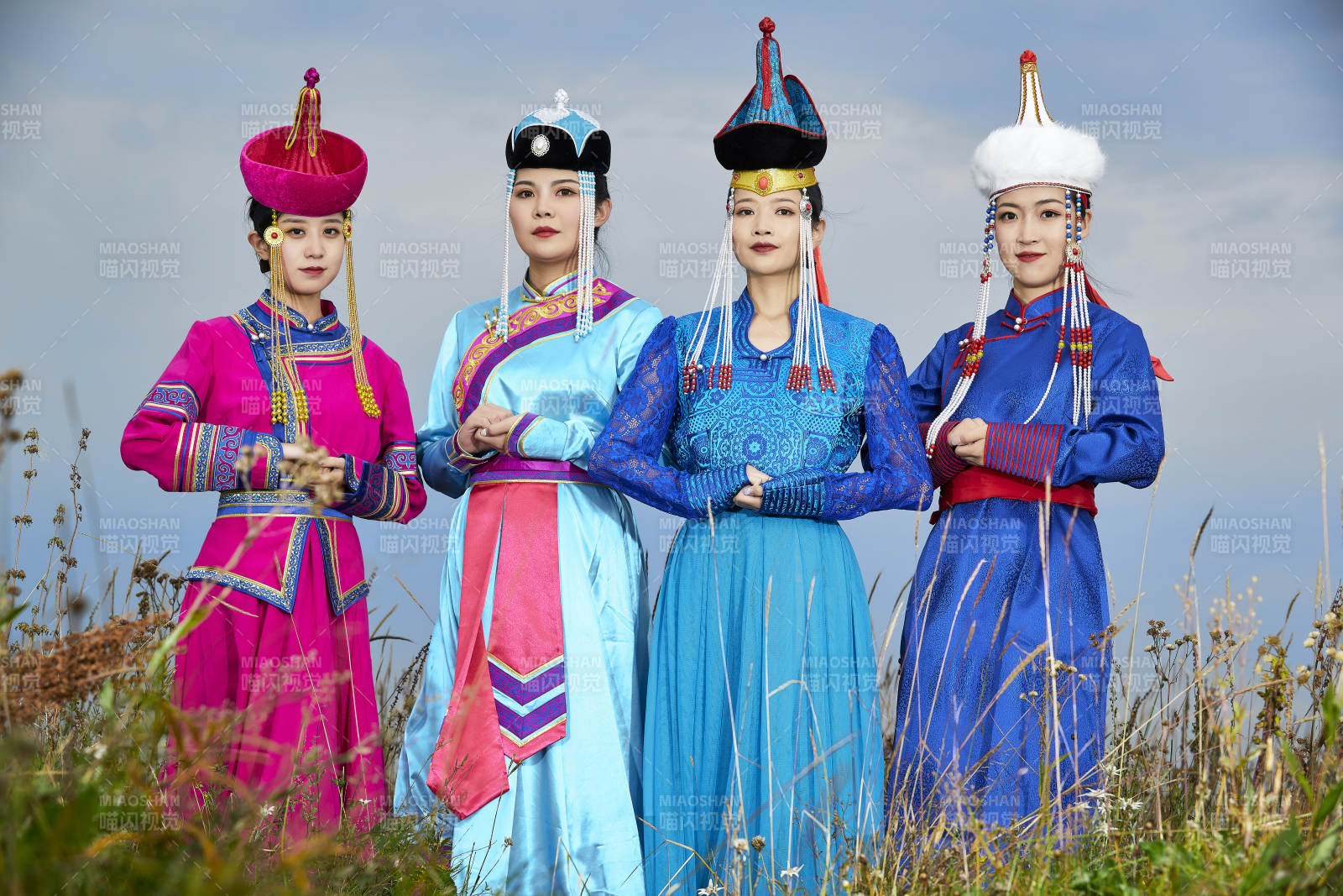 草原上穿着蒙古族传统服饰的年轻蒙族姐妹图片