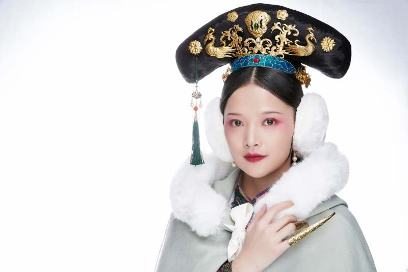 白色背景下的清代女性古装造型清朝古装图片