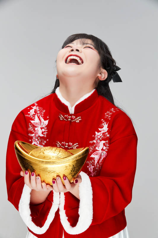 手捧金元宝身穿喜庆汉服的可爱少女图片