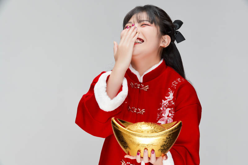 手捧金元宝身穿喜庆汉服的可爱少女图片