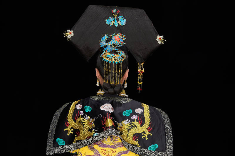 黑色背景下的清代皇后古装造型清朝古装图片