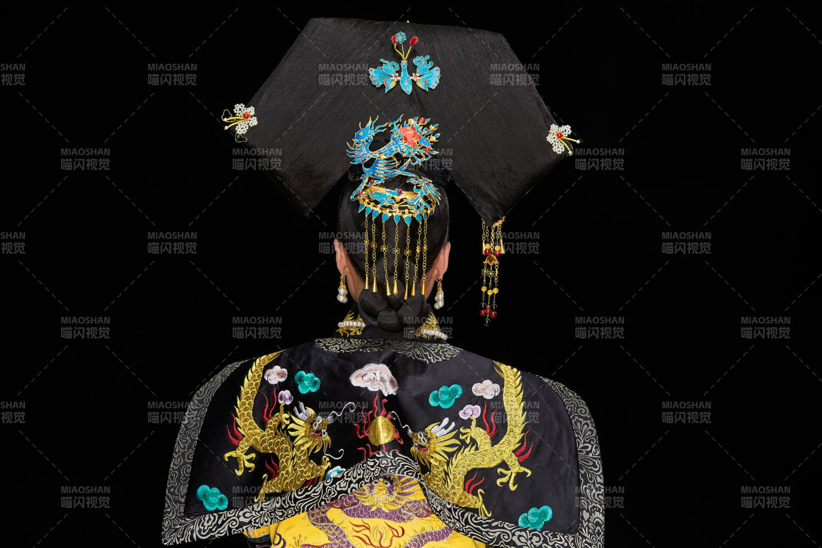 黑色背景下的清代皇后古装造型清朝古装图片