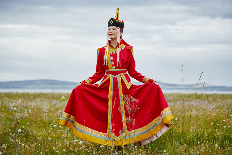 草原上身穿豪华蒙古族服饰的蒙族少女图片