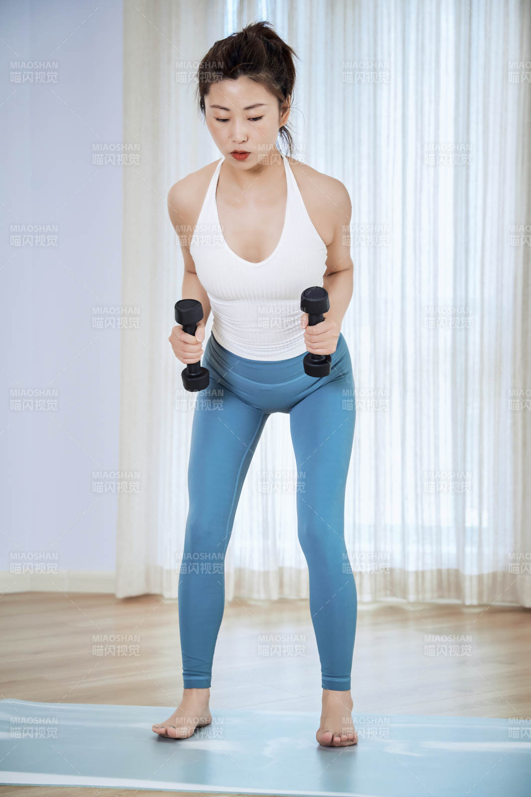 做瑜伽动作的亚洲年轻女性图片