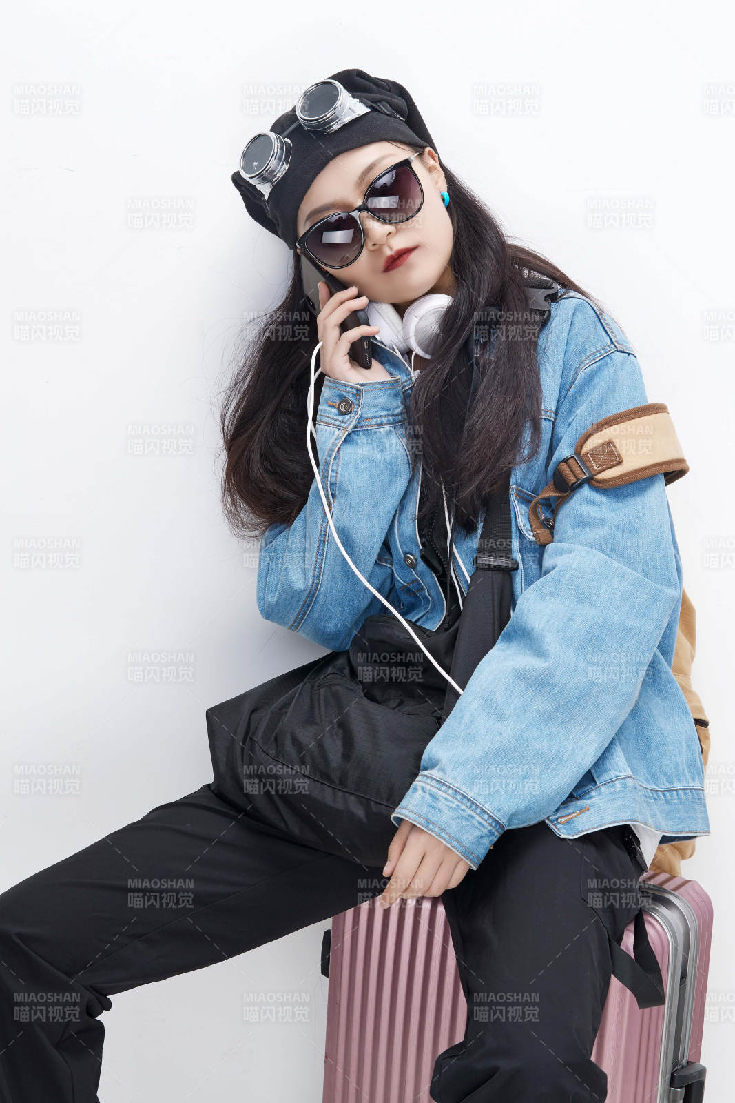 手里拿着手机准备出发的美丽东方女孩图片