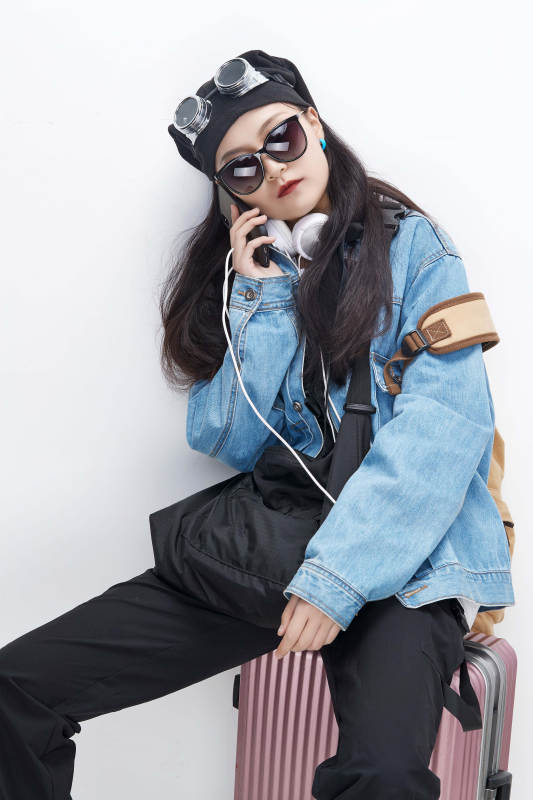 手里拿着手机准备出发的美丽东方女孩图片