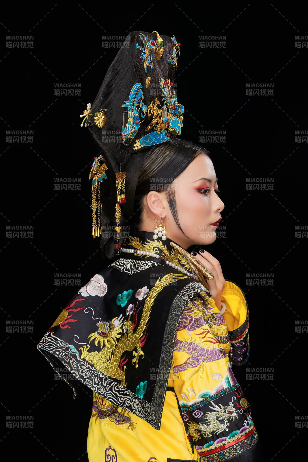 黑色背景下的清代皇后古装造型清朝古装图片