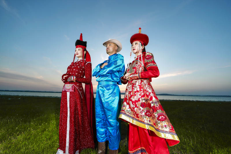 草原上穿着蒙古族传统服饰的人像群像图片