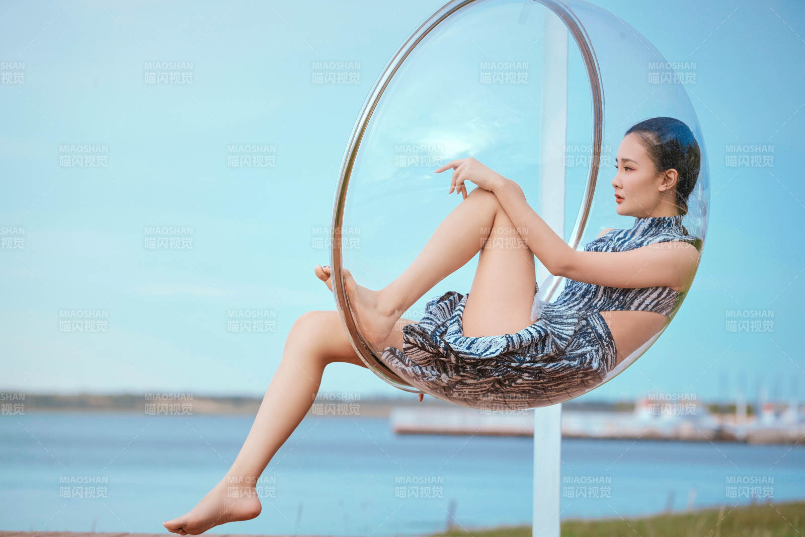 草原湖畔坐在透明秋千里的亚洲年轻女性人像图片