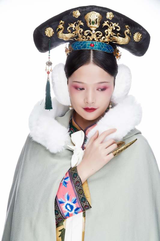 白色背景下的清代女性古装造型清朝古装图片