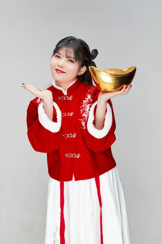 手捧金元宝身穿喜庆汉服的可爱少女图片