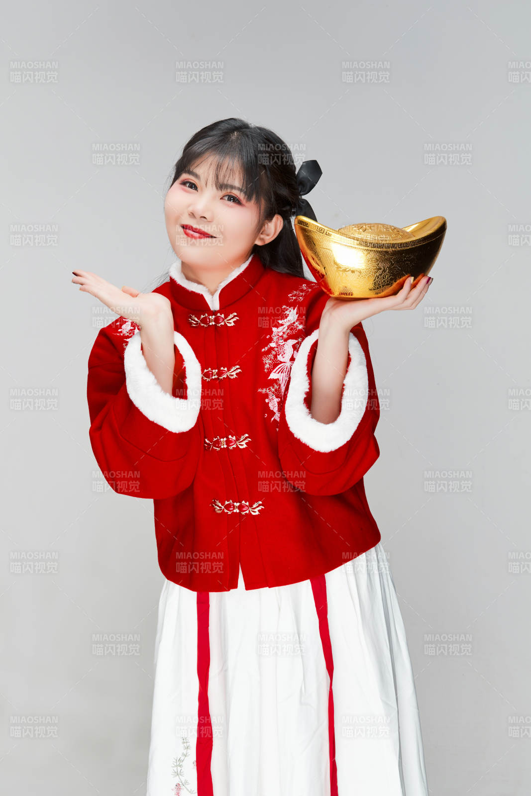 手捧金元宝身穿喜庆汉服的可爱少女图片
