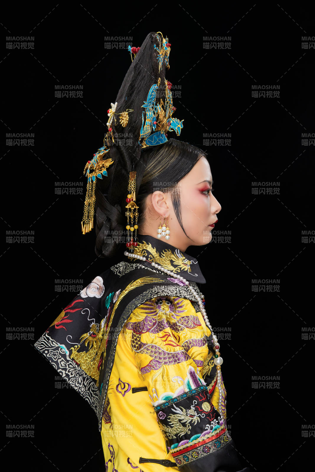 黑色背景下的清代皇后古装造型清朝古装图片