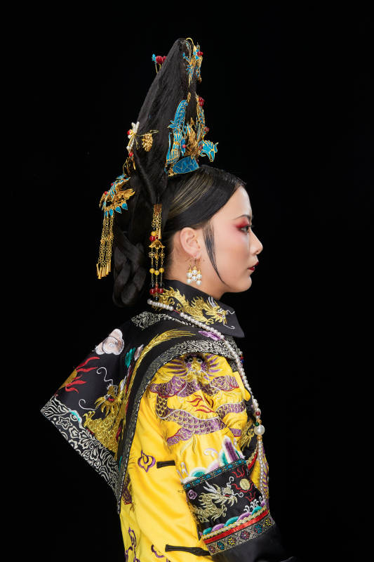 黑色背景下的清代皇后古装造型清朝古装图片