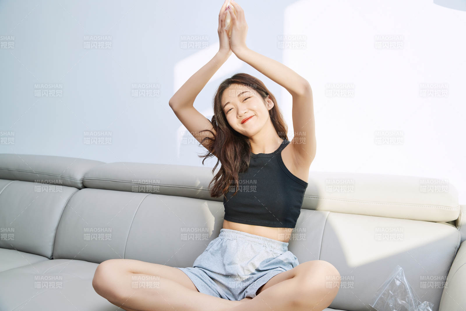 在家在沙发上享受美食的亚洲少女图片