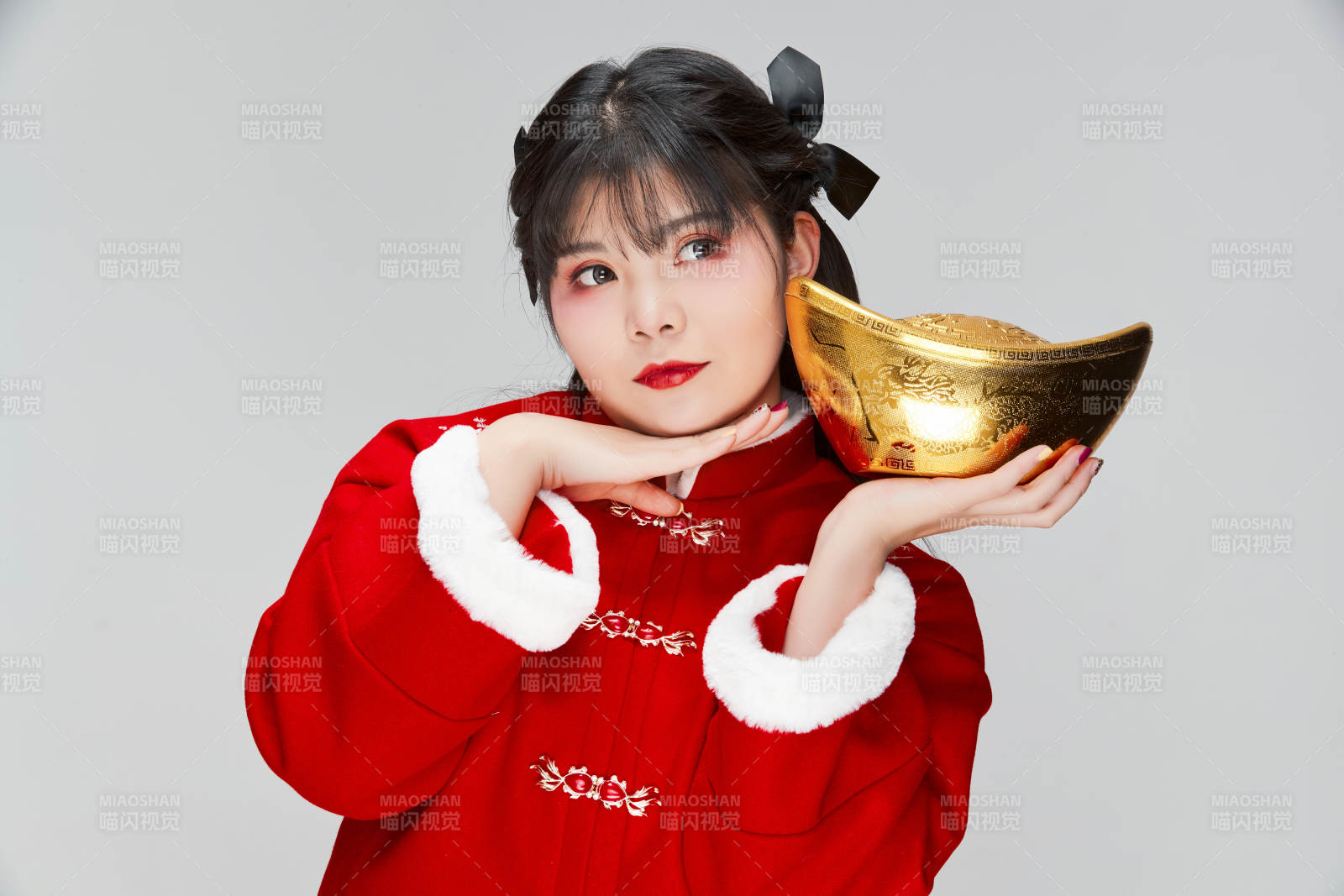 手捧金元宝身穿喜庆汉服的可爱少女图片