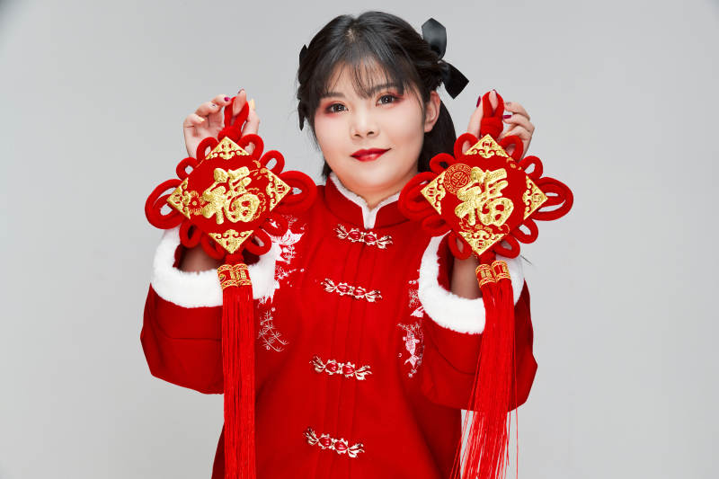 手拿福字身穿喜庆汉服的可爱少女图片