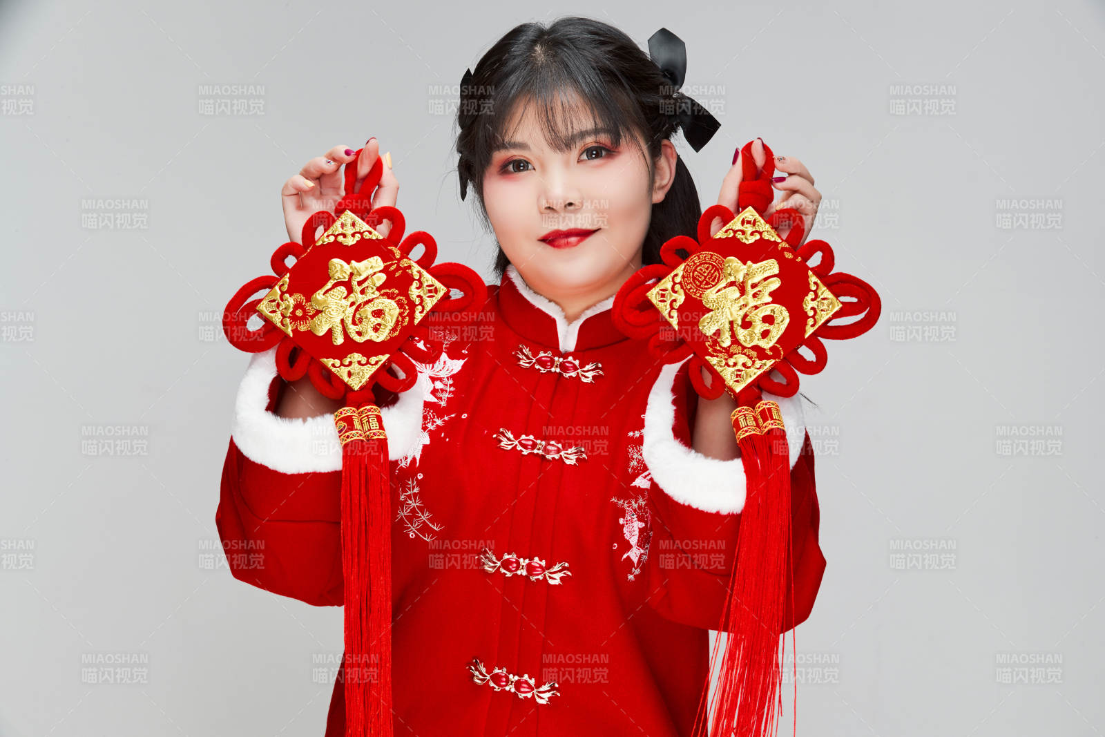 手拿福字身穿喜庆汉服的可爱少女图片