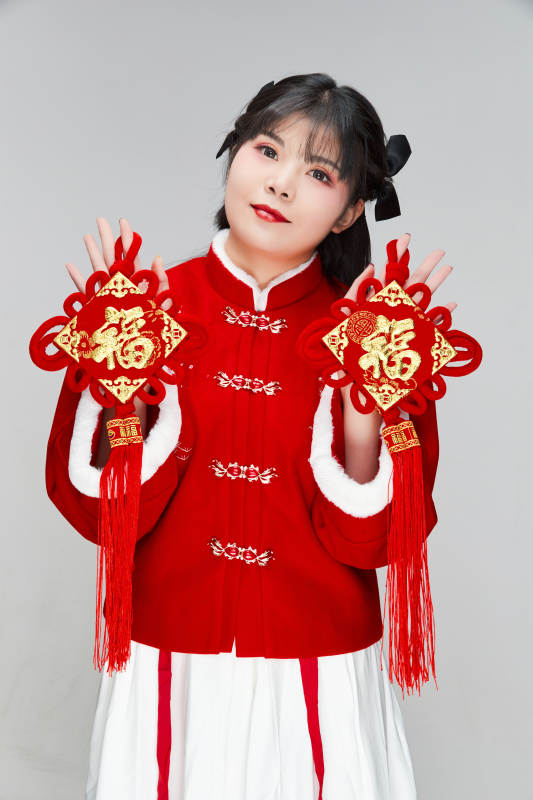 手拿福字身穿喜庆汉服的可爱少女图片