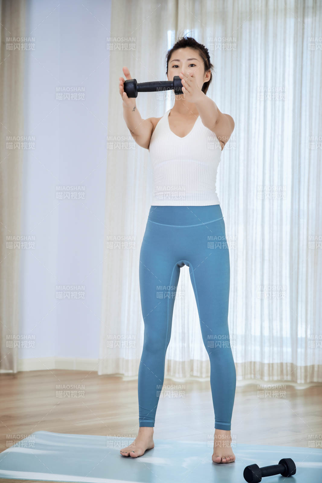 做瑜伽动作的亚洲年轻女性图片