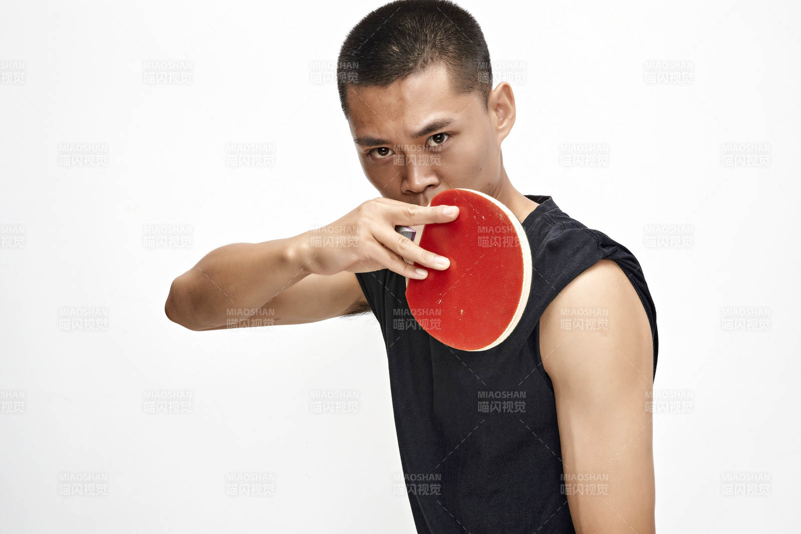 白色背景下健硕的亚洲乒乓球运动员形象图片