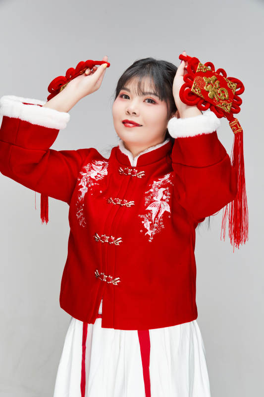 手拿福字身穿喜庆汉服的可爱少女图片