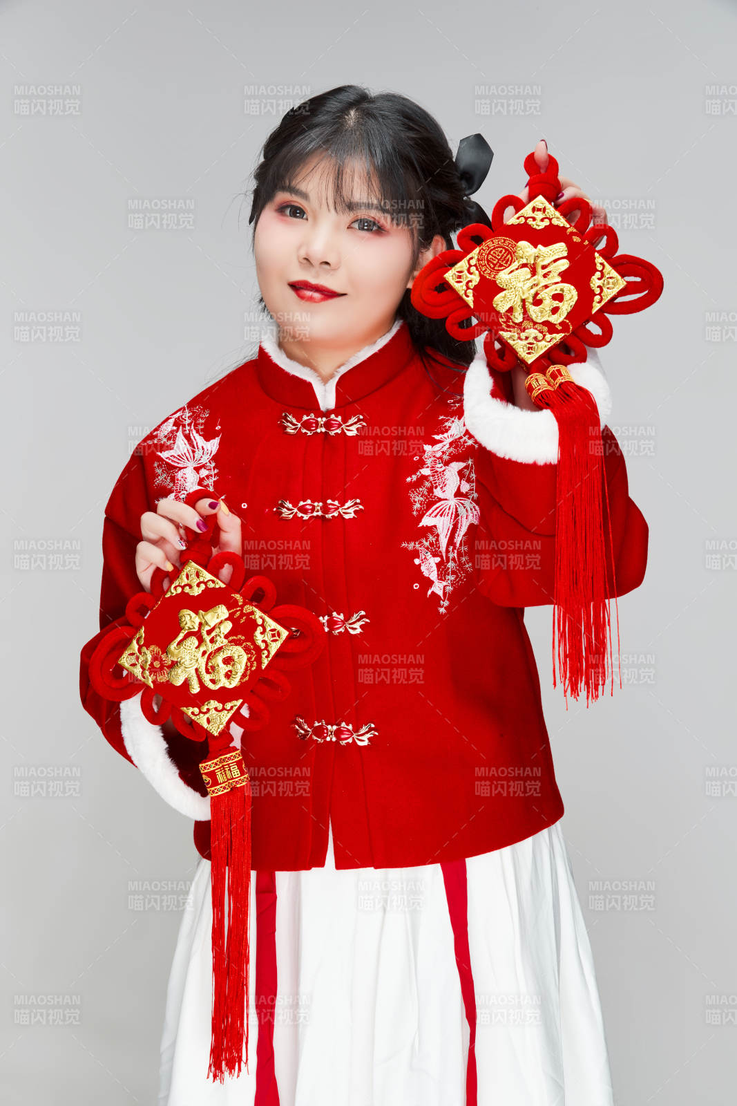 手拿福字身穿喜庆汉服的可爱少女图片