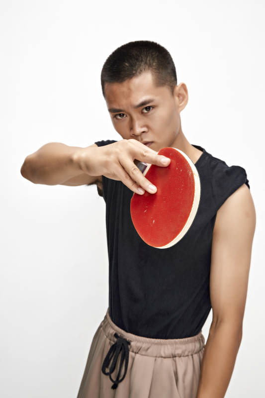 白色背景下健硕的亚洲乒乓球运动员形象图片